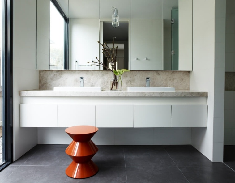 aménagement salle de bain moderne miroir tabouret bois plantes déco luminaire suspendu 