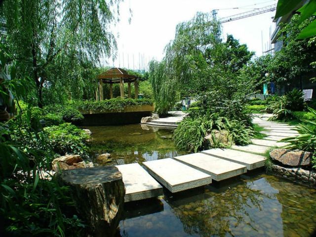 jardin déco aménagement idée allée de jardin pierre bassin d'eau