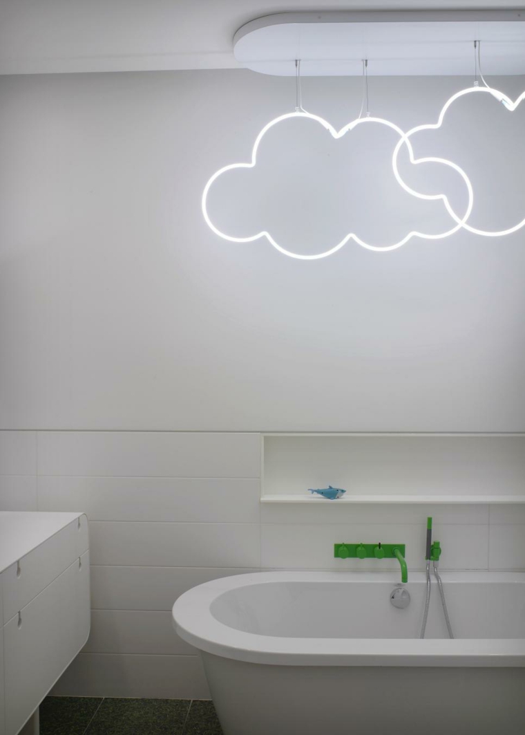 salle de bain enfant idée éclairage original design moderne baignoire blanche nuage 