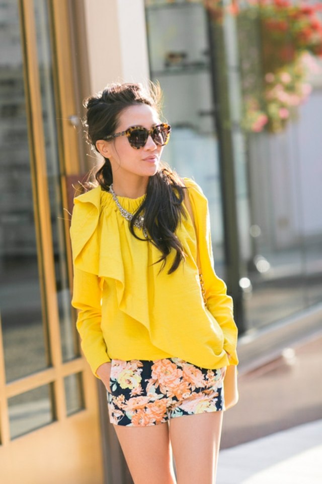femme look motif floral lunettes de soleil shorts à motifs blouse jaune