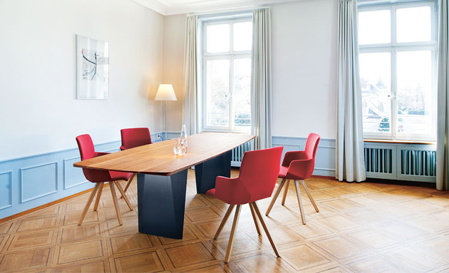 table en bois design contemporain cuisine fauteuil rouge chaise confort mur déco rideaux blancs 