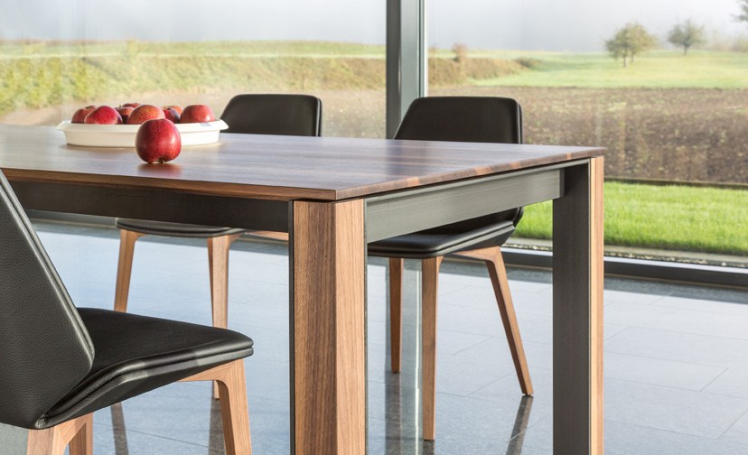 mobilier contemporain table en bois chaise noire design Girsberger déco salle à manger 