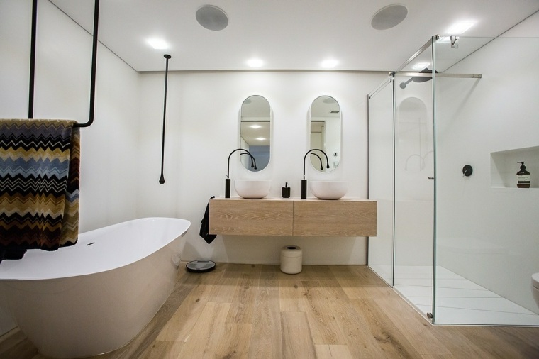 salle de bain avec parquet et sols bois