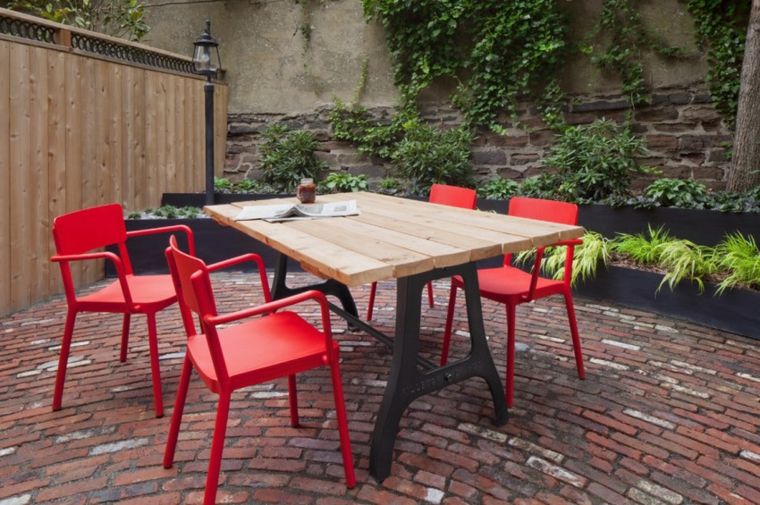 aménager jardin table en bois  chaise rouge design plantes 