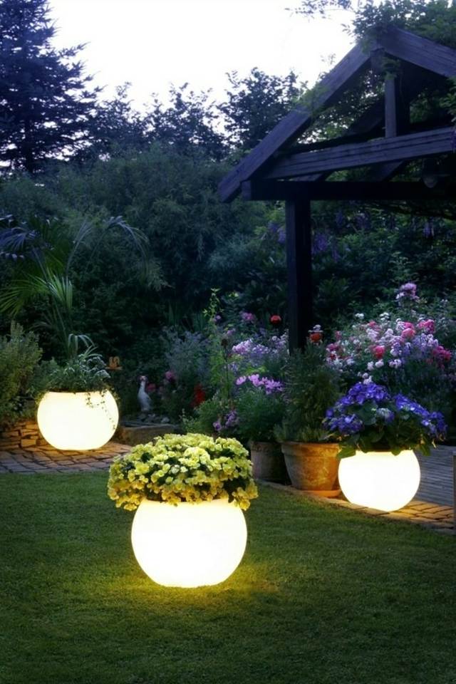 jardin comment aménager extérieur pot de fleurs lumineux lumière extérieure 