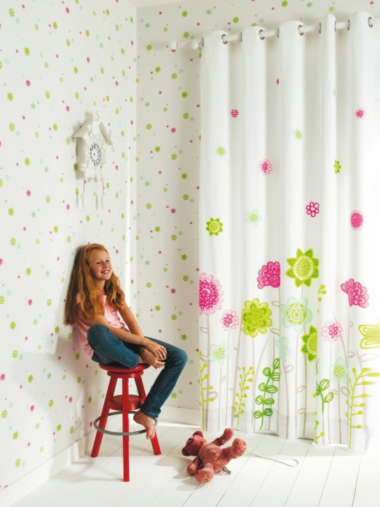 idée de rideau pour la chambre enfant rideau blanc motif floral idée original papier peint