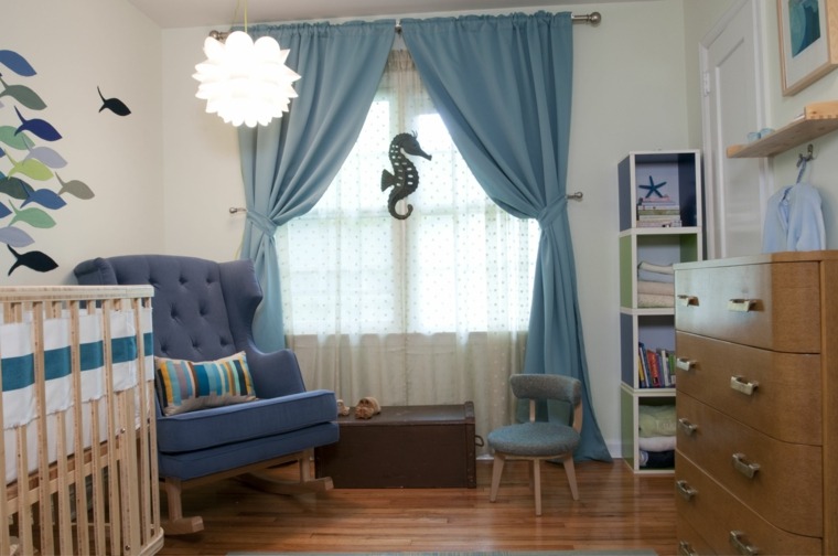 chambre idée aménagement rideaux bleus fauteuil commode 