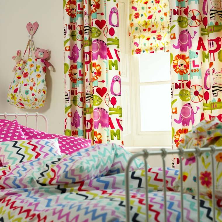 enfant chambre idée aménagement lit coussins rideaux à motif éléphant 