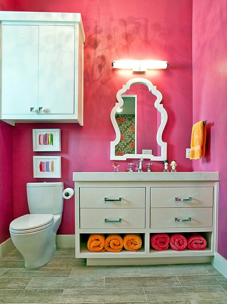 salle de bain décorer idée mur rose meuble blanc en bois cadres serviette orange 