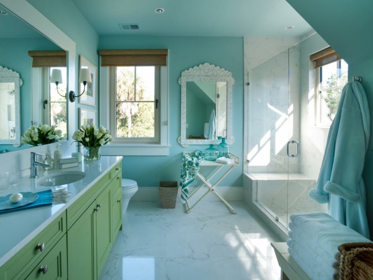 salle de bain en bleu moderne miroir idée déco fleurs