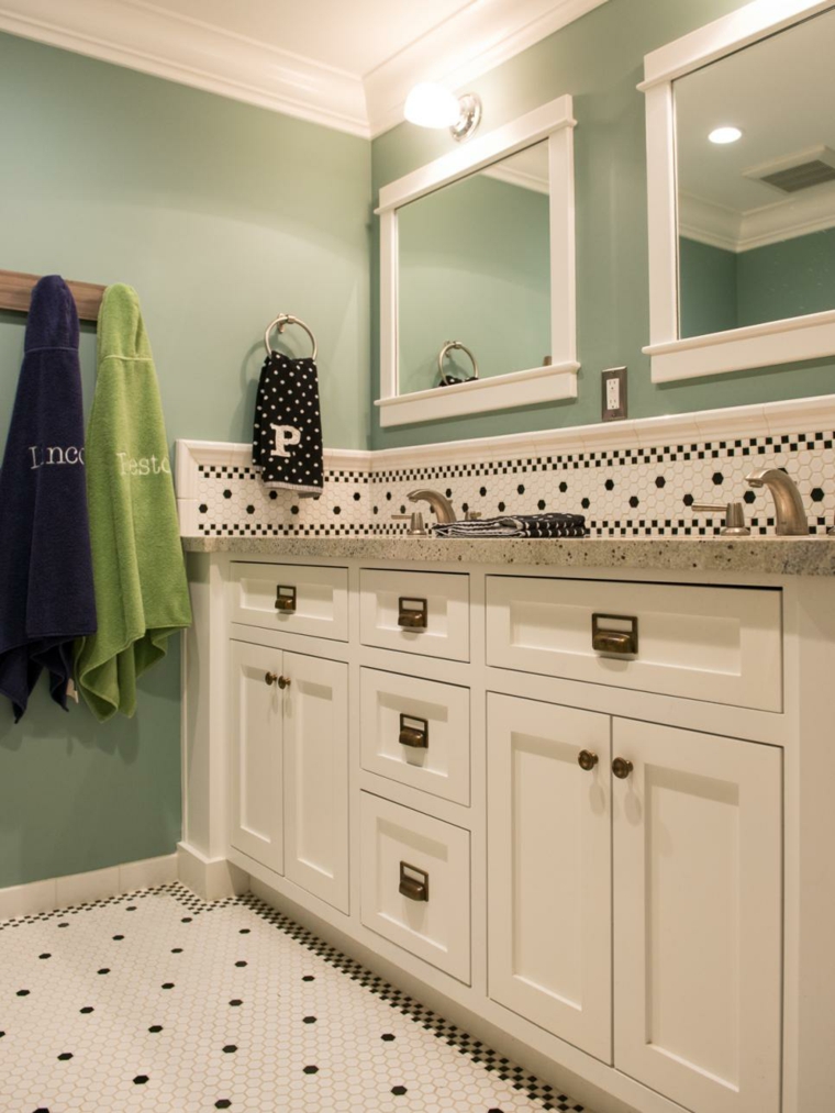 salle de bain carrelage blanc placard serviette design miroir 