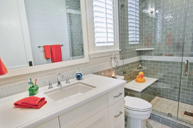 salle de bain carrelage gris serviette rouge toilettes
