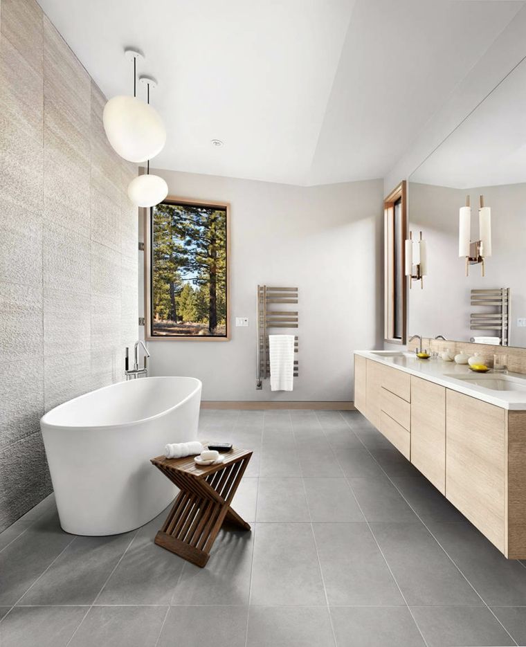 aménager salle de bain design baignoire tabouret bois luminaire suspendu meuble design 