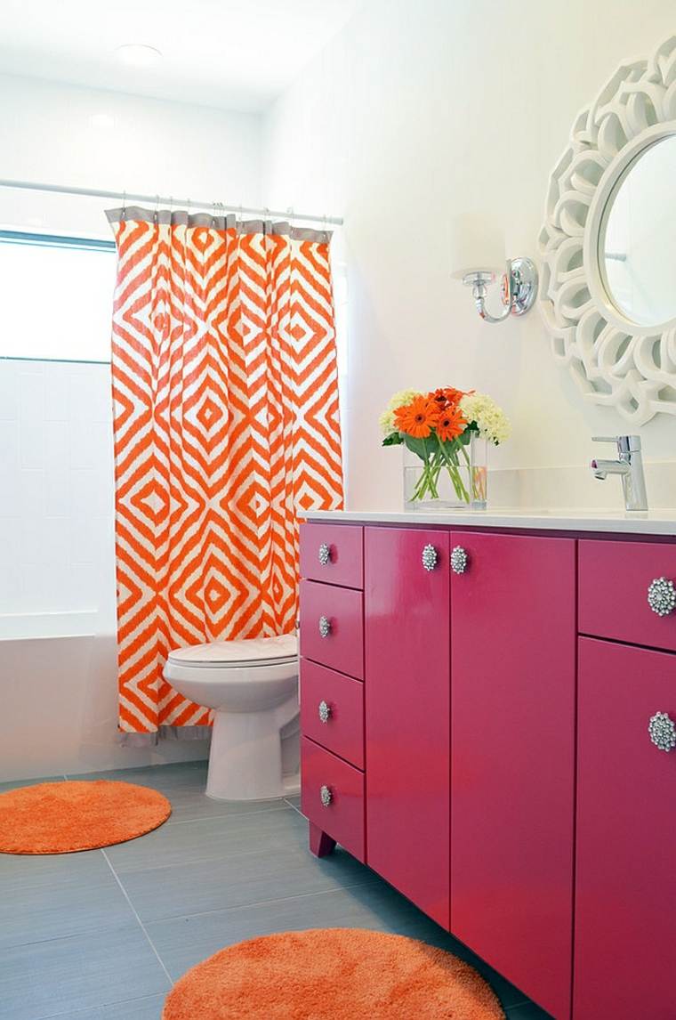 salle de bain rideau orange rose tapis de sol déco toilettes fleurs 