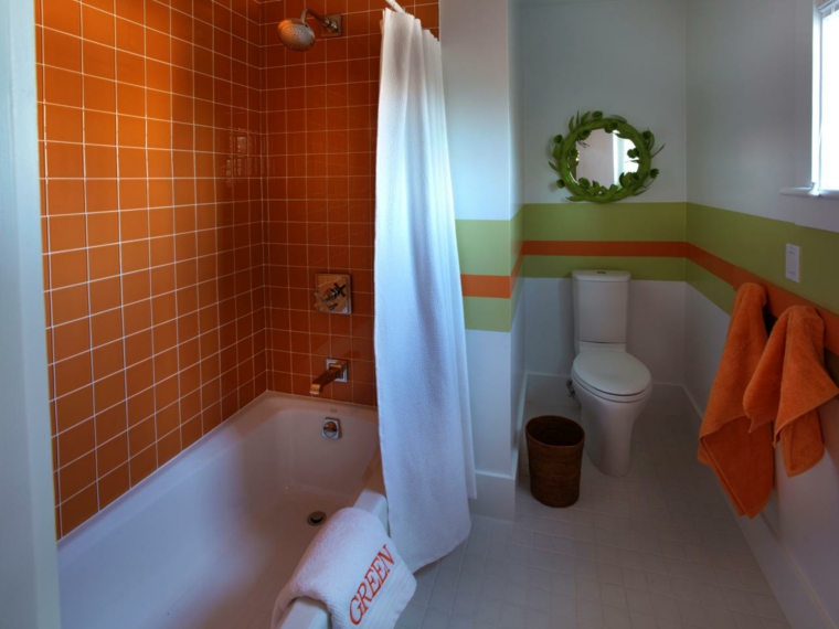 salle de bain carrelage orange idée toilettes miroir baignoire 