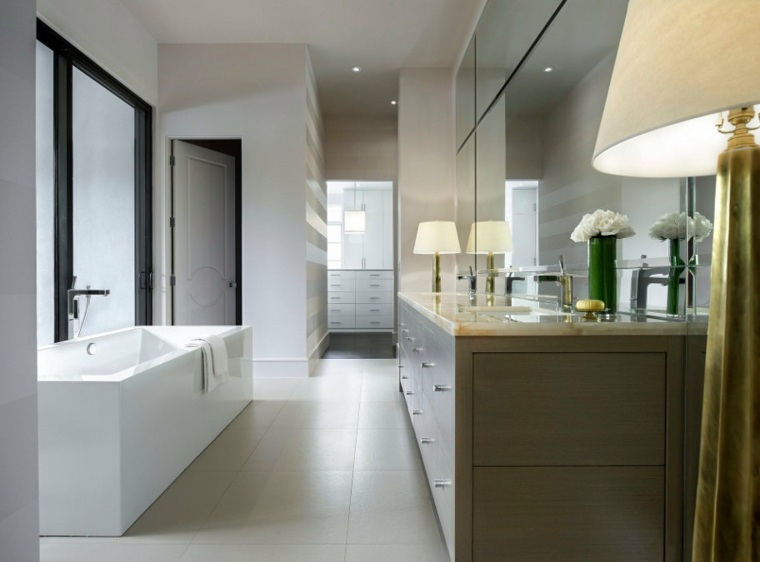 salle de bain contemporain design moderne baignoire déco fleurs lampe 