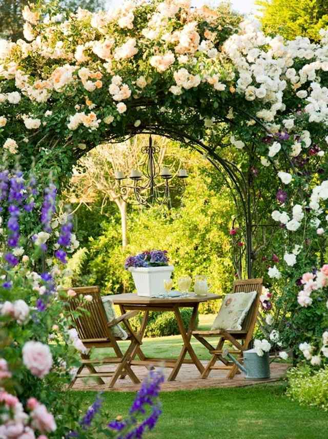 jardin aménagement idée table de jardin bois chaise déco fleurs 