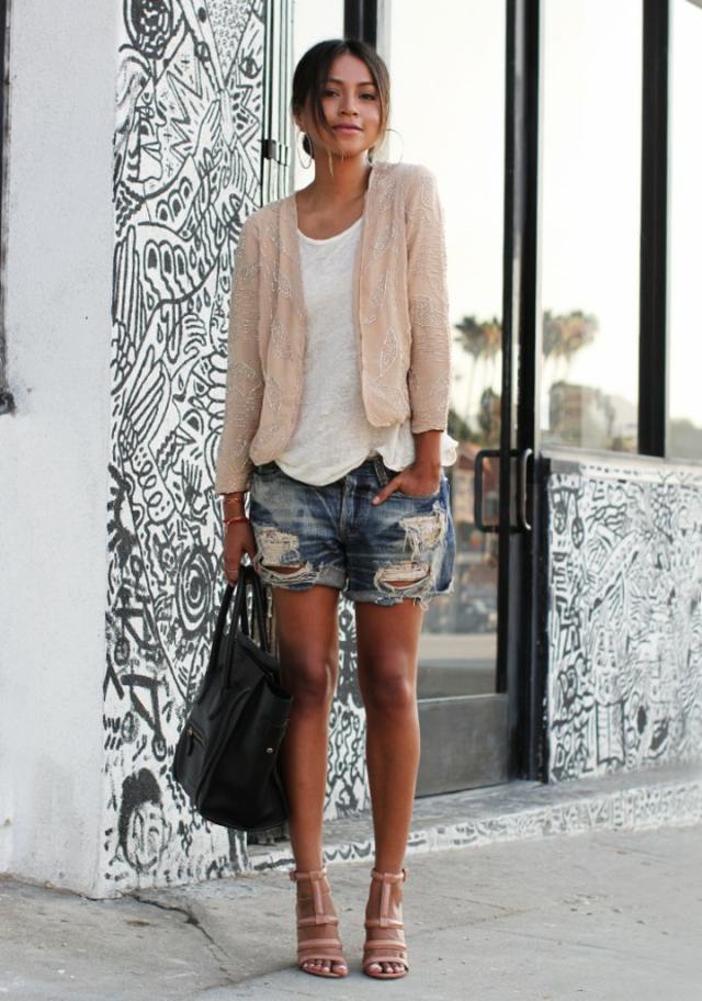 femme mode tendance gilet rose pâle jean shorts sac cuir