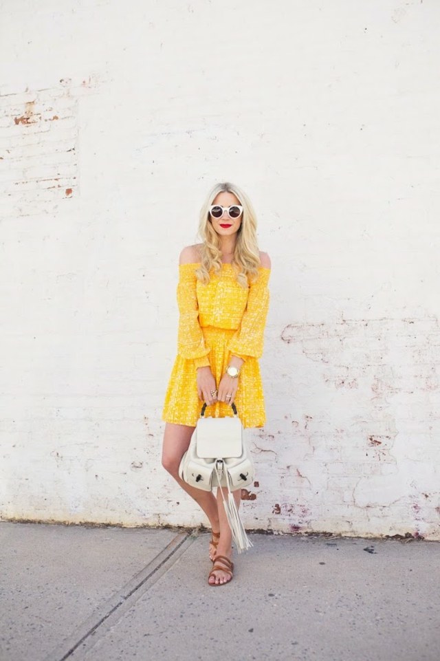 femme tenue tendance lunettes de soleil robe jaune couleur moutarde sac à dos en cuir