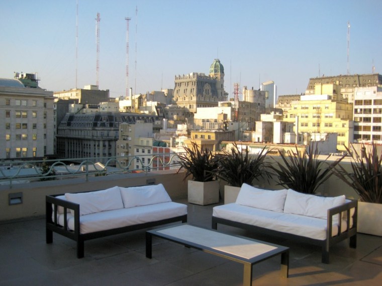 terrasse toit ville carreaux meubles blancs