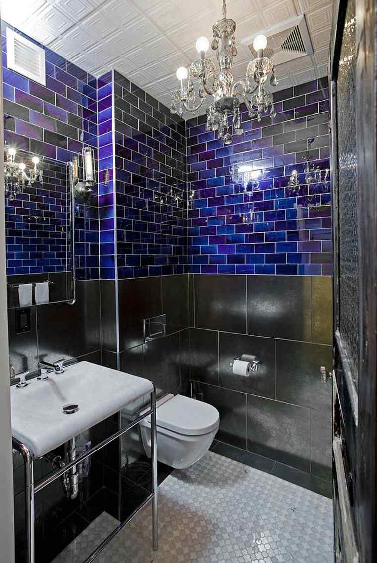 décorer salle de bain idée carrelage bleu chandelier 