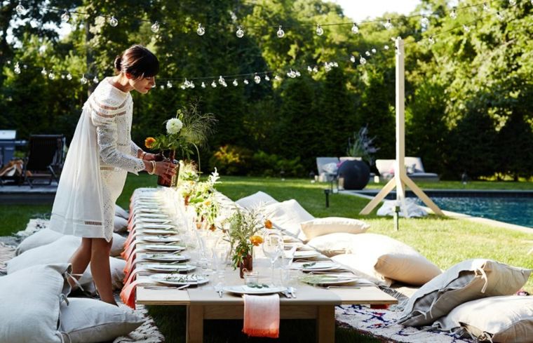 table à manger basse terrasse jardin idée originale design moderne coussins 