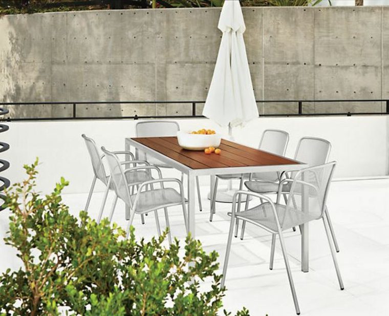 idée aménagement terrasse extérieur idée aménagement table en bois chaise en métal design moderne