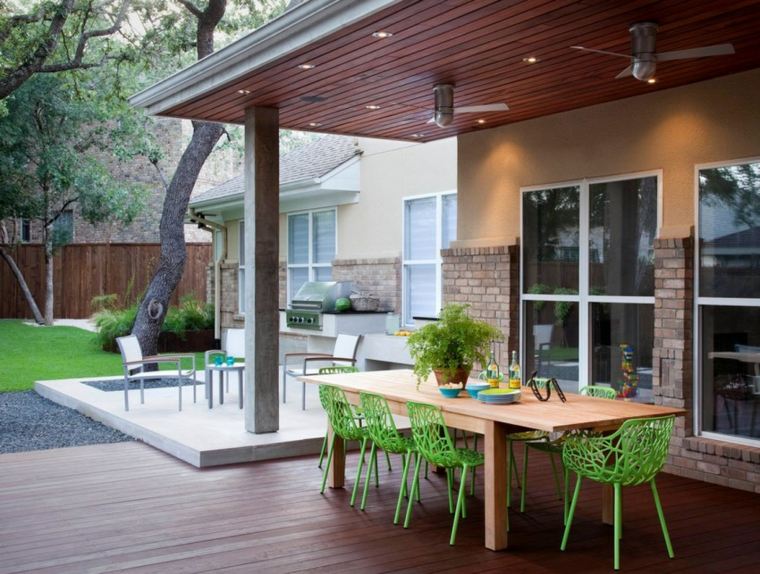 idée aménagement table de jardin en bois extérieure