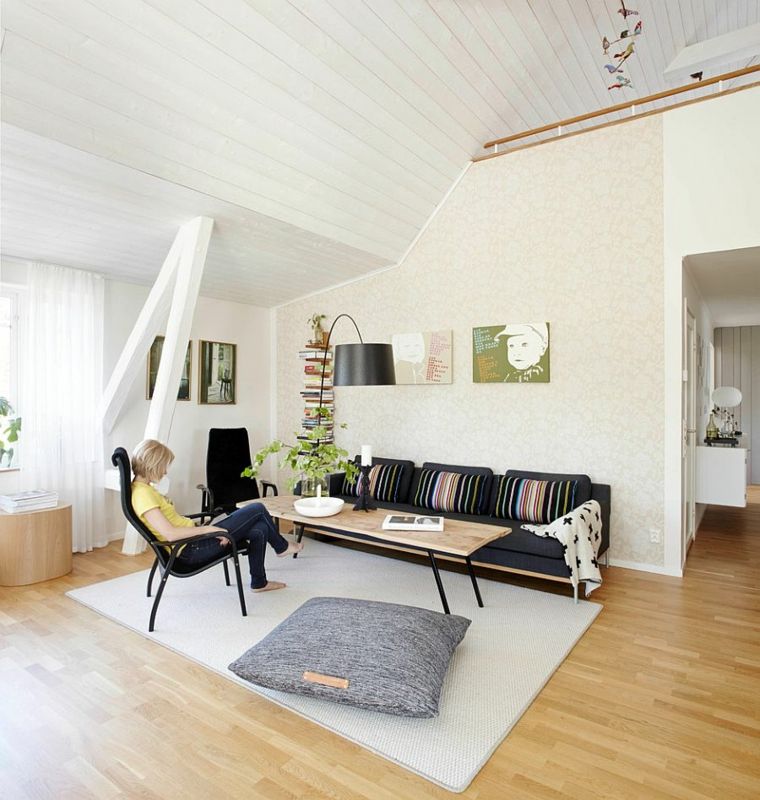 salon appartement design moderne tapis blanc canapé noir table basse en bois 