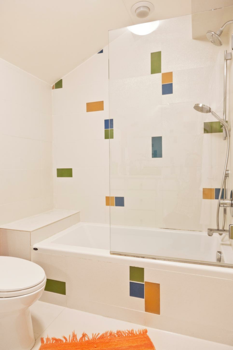 carrelage moderne salle de bain idée toilettes tapis de sol orange douche baignoire 