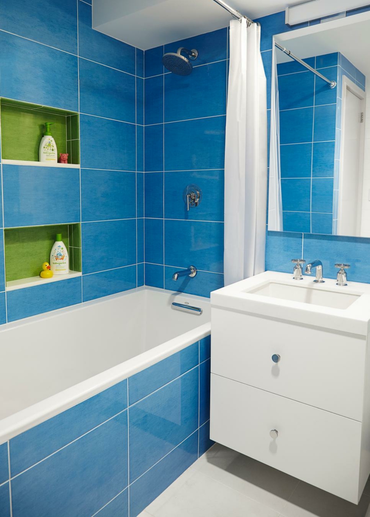 salle de bain carrelage moderne grands carreaux bleus baignoire blanche meuble blanc miroir salle de bain