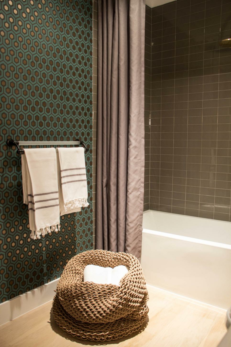 idée carrelage moderne salle de bain original marron gris moderne pouf 