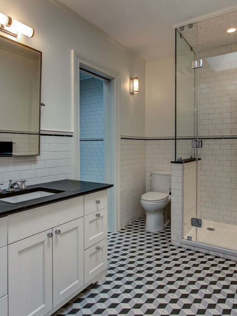 salle de bain carrelage original design meuble en bois blanc miroir cabine de douche toilettes