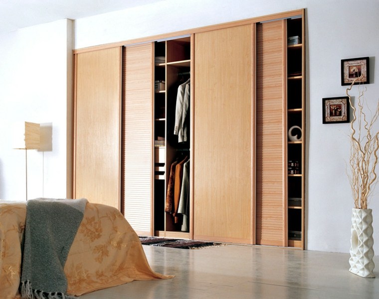 armoire en bois avec porte persienne 