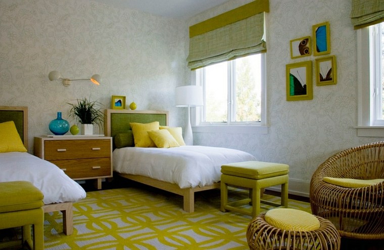 chambre association couleurs tapis de sol blanc jaune tabouret 