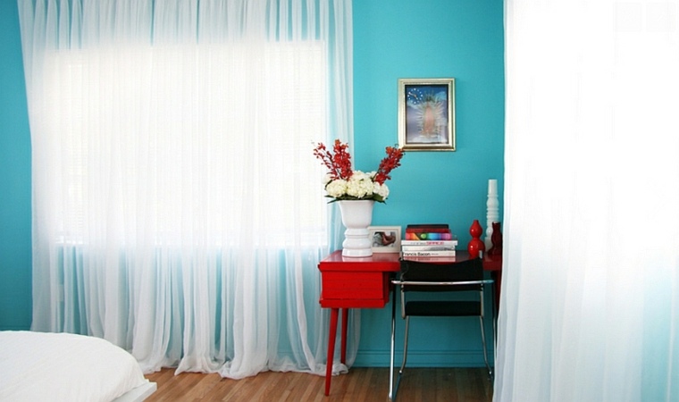 couleurs tendance salon déco peinture mur bleu rideau transparent design bureau rouge bois