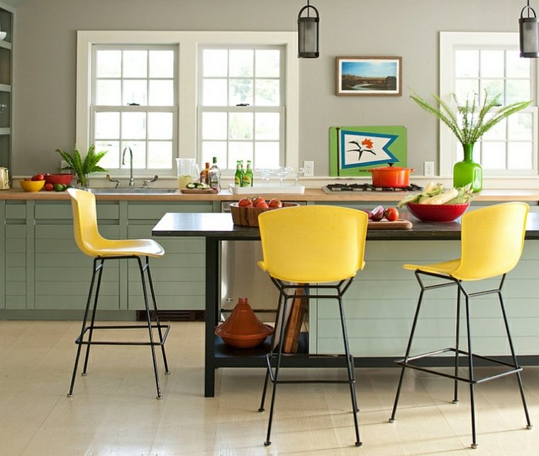 aménagement cuisine idée îlot central chaise jaune déco plante tendance couleurs