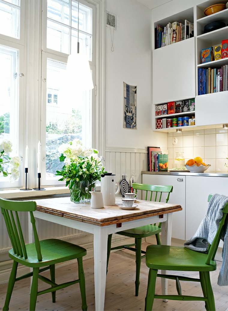 décoration plante verte fleurs blanches idée table en bois petit chaise en bois vert luminaire suspendu