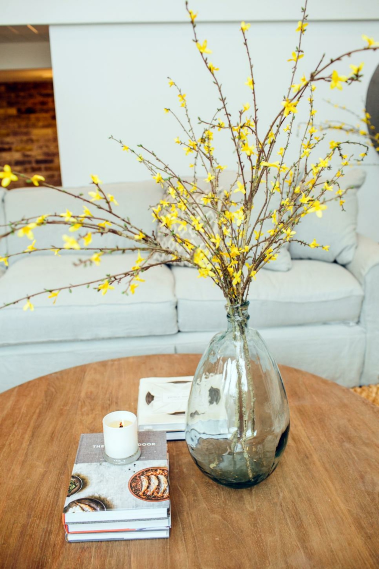 déco idée salon table en bois canapé blanc branches fleuries design 