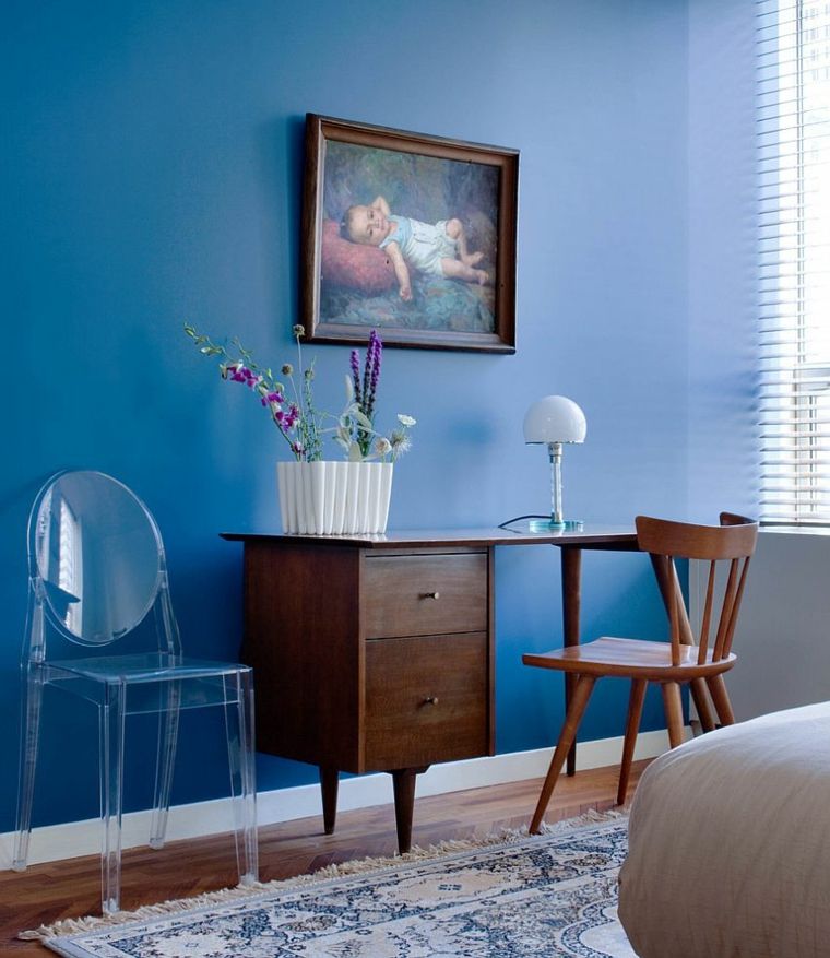 décoration mur idée tableau mur bleu meuble en bois chaise transparente 