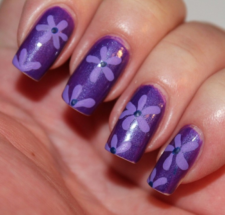 déco ongles en gel vernis violet dessins fleurs 