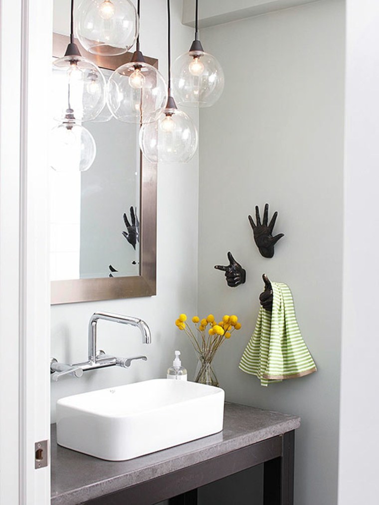 idée de décoration salle de bain luminaire suspendu lavabo blanc déco plantes fleurs jaunes