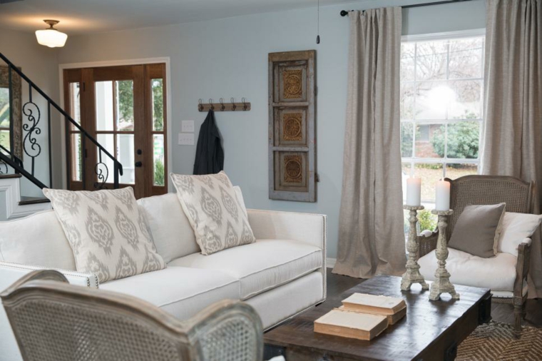 déco intérieur salon gris et blanc moderne design fauteuil blanc table en bois 
