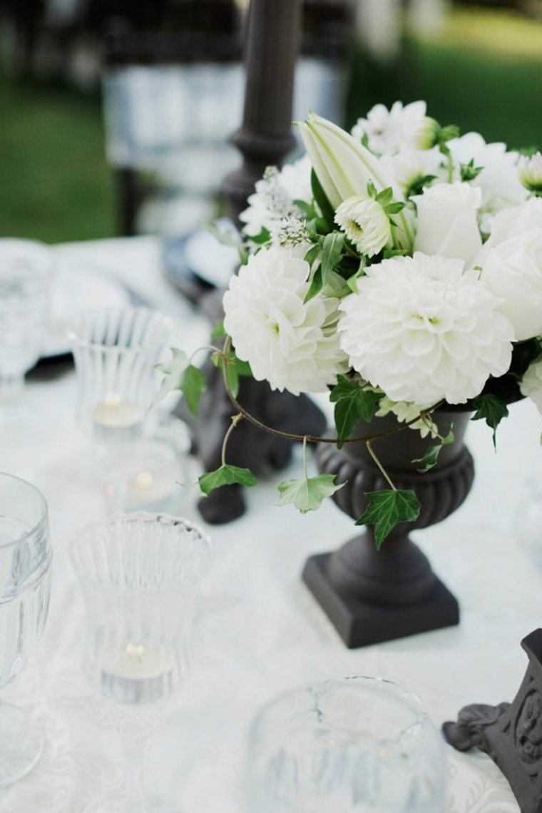 vase noir idée déco fleurs blanches moderne table à manger design