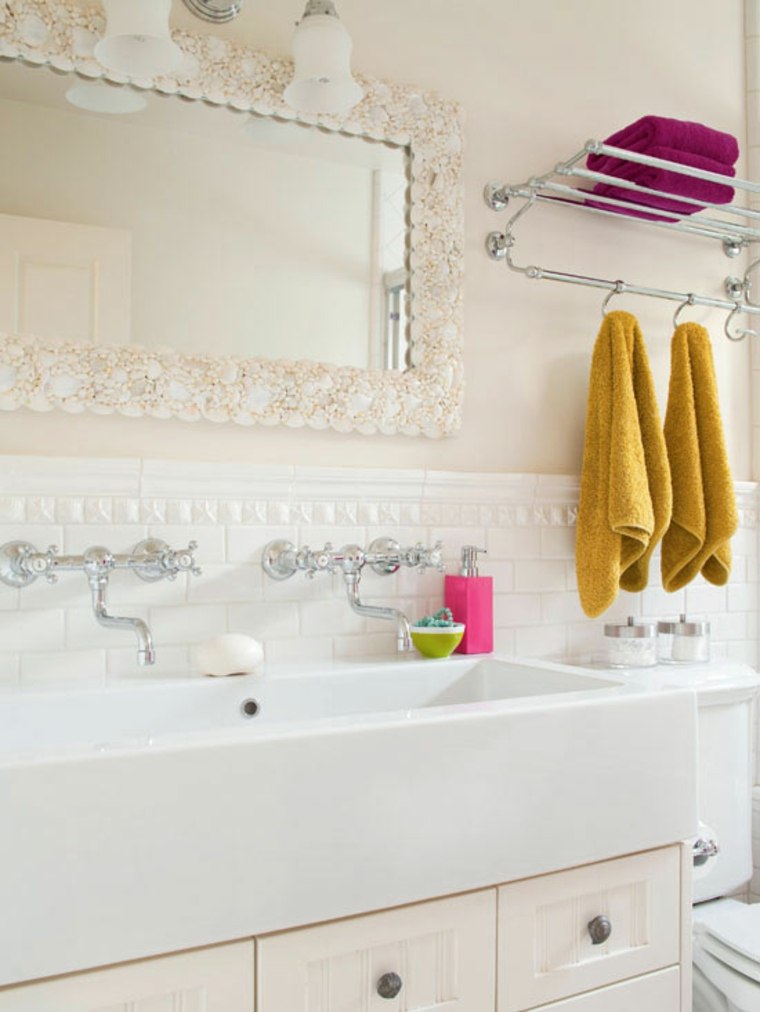 décoration toilettes salle de bain miroir mural serviette jaune 