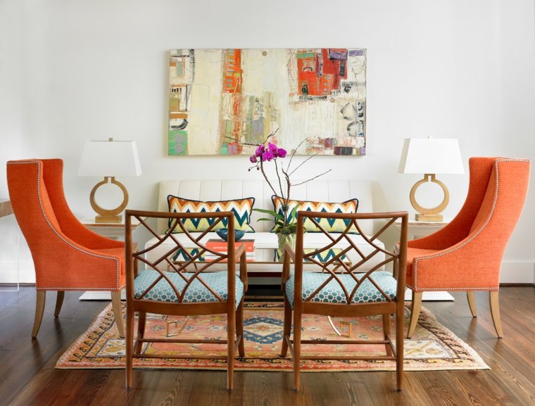 déco mur tableau association couleurs harmonie fauteuil orange chaise bois tapis de sol
