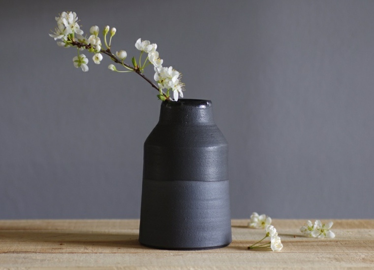 vase noir idée déco fleurs table en bois déco intérieur 
