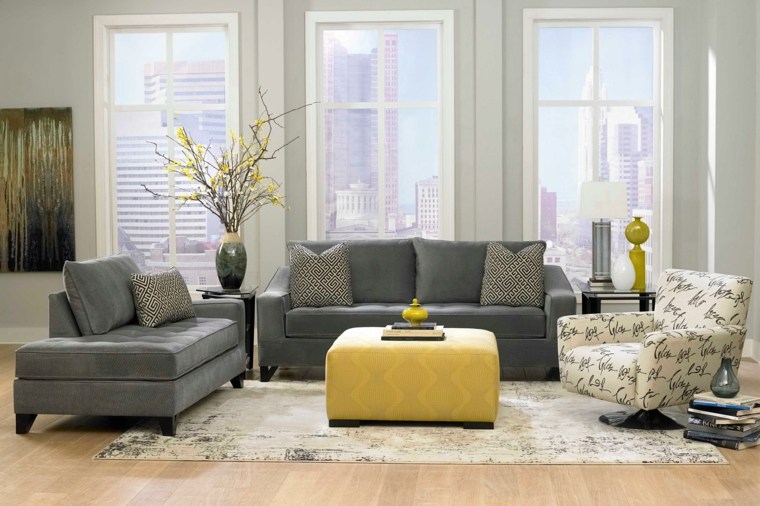 associer couleur salon idée canapé gris coussins pouf jaune moderne tapis de sol blanc fauteuil blanc fleurs déco