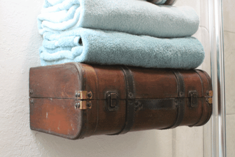 recyclage idée déco valise vintage étagère salle de bain 