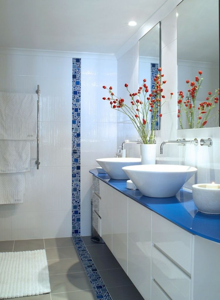 faïence salle de bain blanche bleu